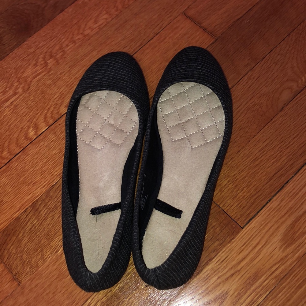 Black flats with small stripes
